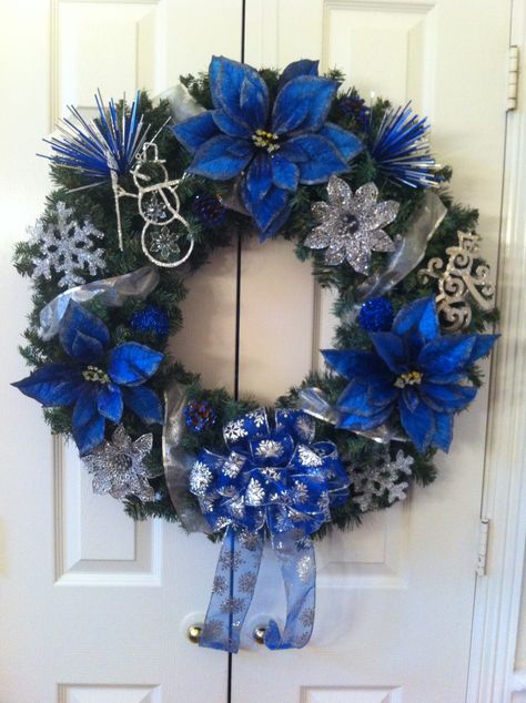 Corona para puertas de Navidad Navy Blue Christmas Wreath Ideas, Hannukah Decorations, Hanukkah Ideas, Jewish Christmas, Window Swags, Happy Hannukah, Jewish Stuff, Fete Saint Patrick, Decoration Vitrine