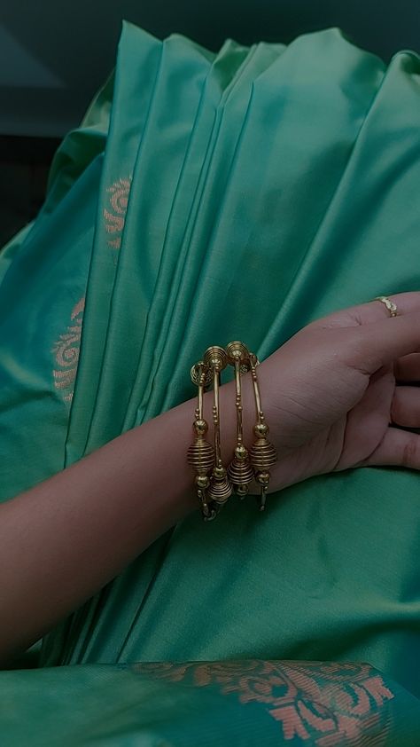 Saree Bangles, Bangles Aesthetic, Office Outfits Women Casual, Jewelry Necklace Simple, 17th Birthday Ideas, Desi Aesthetics, Self Photography, Snap Streak Ideas Easy, Latest Model Blouse Designs