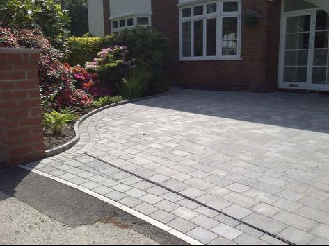 Side Of Driveway Landscaping, Driveway Pavers Design, Driveway Landscaping Ideas, Block Paving Patio, Front Driveway Ideas, Front Garden Ideas Driveway, Front Door Landscaping, Entrance Landscaping, Paving Driveway