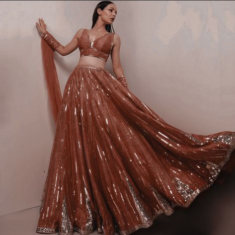 Leghna Indian Wedding, Lehnga Shoot Ideas, Mukul Arora Lehenga, Leghna Indian, Sangeet Outfit Bridal Sangeet Outfit Bridal Indian Weddings, Aesthetic Lehenga Designs, Brown Lehenga Chocolate, Dj Night Outfits For Indian Wedding, Flowy Lehenga