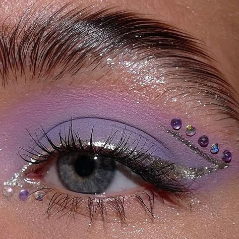 Aesthetic Purple Flower Makeup, Concert Makeup, Rhinestone Makeup, Cute Eye Makeup, Make Up Inspiration, Rave Makeup, Eye Makeup Pictures, Smink Inspiration, Makijaż Smokey Eye