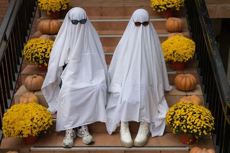 Halloween Costumes for Couples Who Are Going Through Something | The New Yorker How To Make Ghosts, Easy Halloween Food, Couple Costumes, Black Halloween Dress, Yard Decorations, Ginger Girls, Funny Costumes, Halloween Costumes For Couples, Halloween Fancy Dress