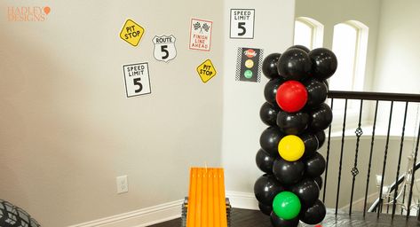 Stop Light Balloon Column, Swag Party, Car Birthday Party, Boys Diy, Race Car Birthday Party, Train Theme, Race Party, Boy Diy, Cars Party