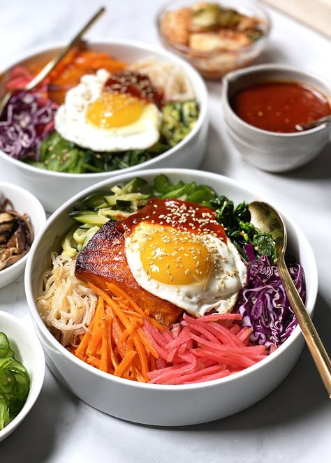 Bibimbap Rice Bowl, Kimbap Bowl, Bim Bim Bap Recipe, Salmon Bibimbap, Keto Entrees, Bibimbap Recipe, Mediterranean Diet Recipes Dinners, Salmon Bowl, Healthy Bowls