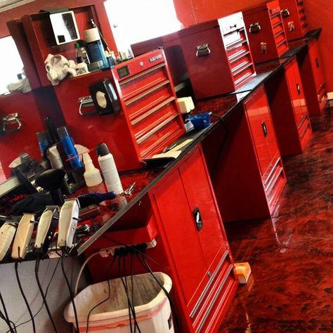 Os Barbershop Ideas, Mens Barbershop, Barber Shop Interior, Barbershop Design, Salon Stations, Barber Shop Decor, Vintage Barber, Best Barber, Barber Tools