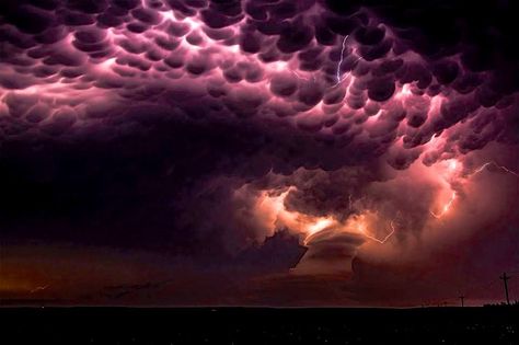 The Messengers by Anne Goforth Clouds And Lightning, Photo Ciel, National Geographic Photo Contest, Mammatus Clouds, Storm Chasing, Night Sky Photography, Earth Pictures, Broken Bow, Sky Sunset