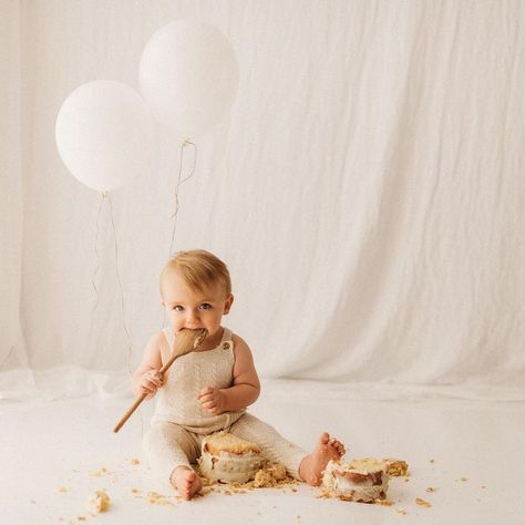 Minimal First Birthday Cake, Neutral 1st Birthday Photoshoot, December Cake Smash, Simple Boy Cake Smash, One Year Old Indoor Photoshoot, Minimal First Birthday Photoshoot, At Home Cake Smash Photoshoot, Boy Cake Smash Photos, First Birthday Studio Photoshoot