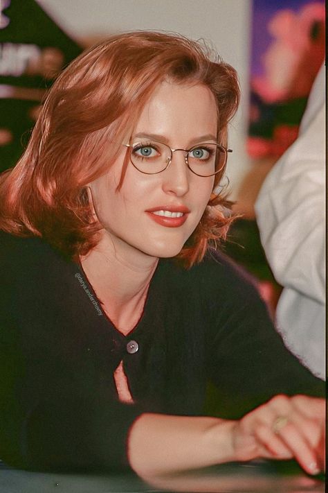 Dana Scully Glasses, Gillian Anderson Glasses, Young Gillian Anderson, 90s Eyeglasses, Dana Scully Hair, Gillian Anderson 90s, Gillian Anderson Young, 90s Glasses, David And Gillian