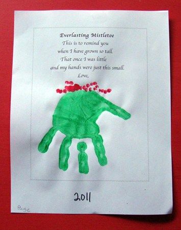 » Everlasting Mistletoe – Parent Hand Print Gift Nuttin' But Preschool Diy Christmas Gifts For Teachers, Christmas Gifts For Teachers, Handprint Gifts, December Crafts, Preschool Christmas Crafts, Christmas Gifts For Parents, Hand Prints, Handprint Crafts, Christmas School