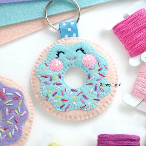 Sunny Land (@dashasunnyland) • Instagram photos and videos Felt Donut Ornament, Felt Crafts Flowers, Felt Toys Diy, Felt Food Diy, Felt Keychain, Felt Gifts, Felt Embroidery, Felt Pattern, Handmade Christmas Decorations