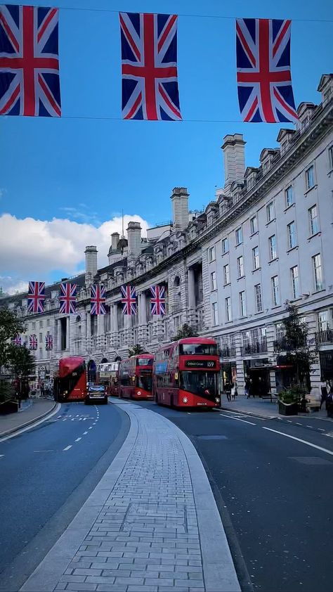 Uk Vibes, London Flag, British Aesthetic, London Sightseeing, London Buses, Quintessentially British, Uk Holiday, London Vibes, London Dreams