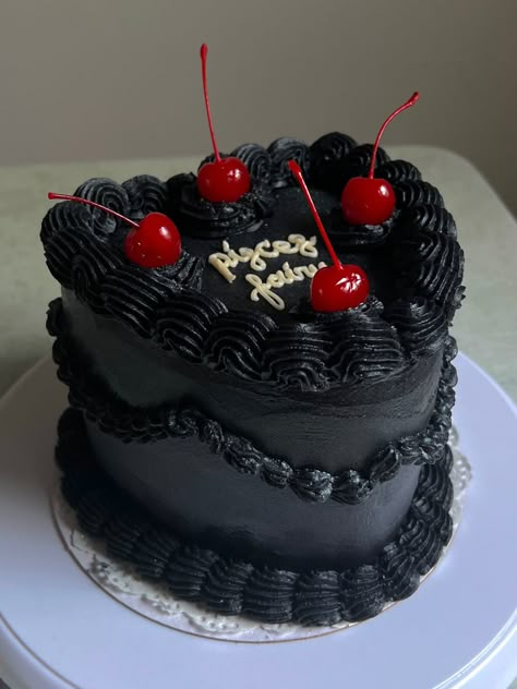 Gothic 18th Birthday, Grunge Cake Aesthetic, Goth Cakes Birthday, Goth Birthday Cake Simple, Goth Birthday Party Decorations, Goth Cake Aesthetic, Grunge Birthday Cake, Goth Cake Birthday, Black Heart Cake Aesthetic