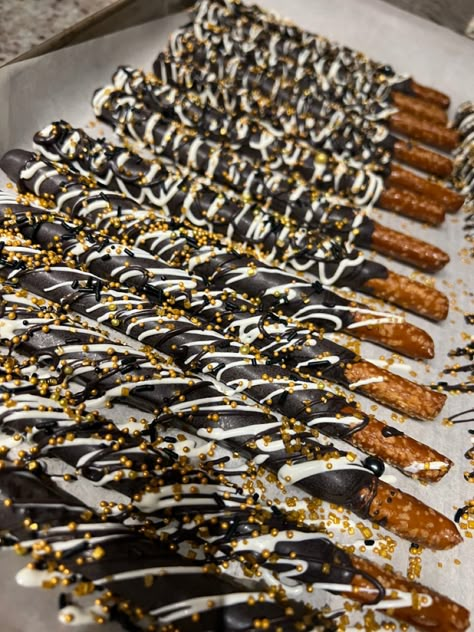 Great Gatsby Treats Dessert Tables, 50th Birthday Party Treats, 60th Birthday Ideas For Mom Black And Gold, 1920s Themed Desserts, Great Gatsby Dessert Table Ideas, Masquerade Appetizers, Black And Gold Party Snacks, Black And Gold Theme Dessert Table, Black Tie Party Food