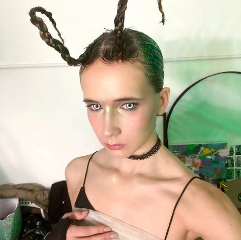 creative ?bug? makeup Bug Halloween Costume Women, Insect Inspired Makeup, Bug Hairstyle, Beetle Makeup, Bug Makeup, Beetle Costume, Bug Outfit, Fly Costume, Fly Makeup