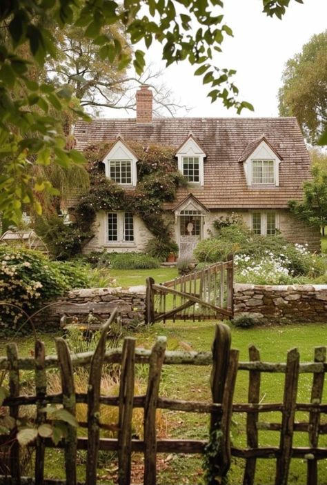 English Cottage Core Aesthetic, Cozy Houses Cottages, Quaint Cottage Interior, Cottagecore Lifestyle, Country Cottage Living, British Cottage, Fairytale House, Cottage Aesthetic, Pretty Houses