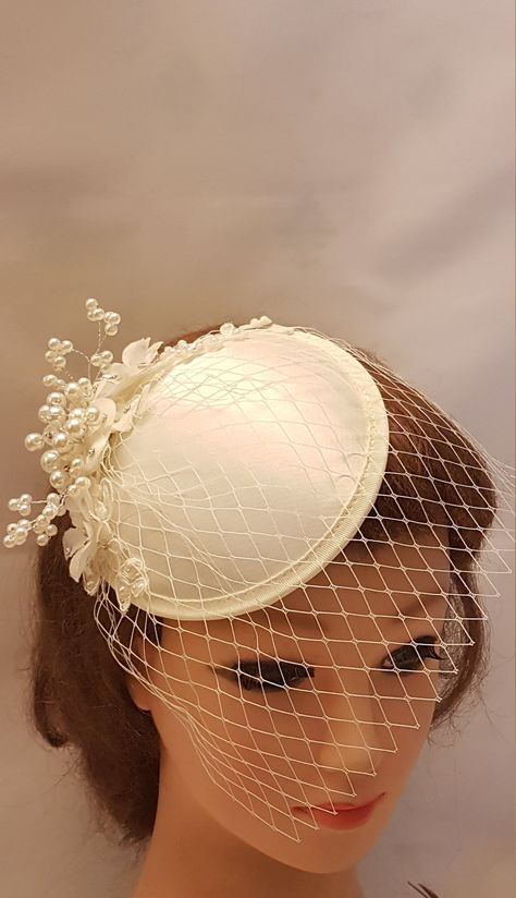 Hat Net Veil, Facinators Wedding Bridal, Bridal Fascinators Headpieces, Vintage Hair Pieces, Facinator Hats, Bridal Birdcage Veils, Veil Hat, Fascinator Hats Diy, Fascinator Hats Wedding