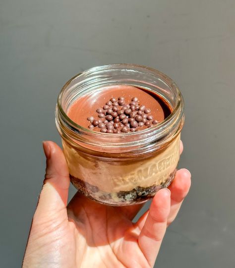 Alright, the long awaited CHOCOLATE cheesecake jar recipe is here!! If you have not yet tried the High Protein Cherry Cheesecake Jars, I’ll go over some of the key info for preparing these ba… Cheesecake In Jar, Cherry Cheesecake Jars, Jar Cheesecake, Cheesecake Jar, Snickers Protein, Healthy Cheesecake Recipes, Cheesecake Jars, No Bake Chocolate Cheesecake, Protein Cheesecake