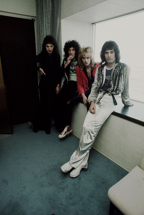 (MANDATORY CREDIT Koh Hasebe/Shinko Music/Getty Images) Queen at the hotel, Tokyo, March 1976. (Photo by Koh Hasebe/Shinko Music/Getty Images) King Of Queens, Freddy Mercury, Queen Aesthetic, Instagram Queen, Queen Photos, Roger Taylor, Queen Freddie Mercury, Helena Bonham Carter, Rms Titanic