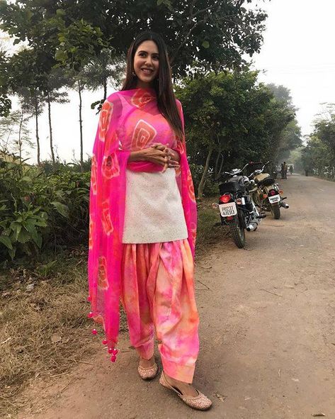 Pinterest: @Kismat White Punjabi Suit Patiala, Simple Indian Suits, Patiala Dress, Sonam Bajwa, Indian Dress Up, Patiala Suit Designs, Fitness Fashion Outfits, Punjabi Fashion, World Beauty