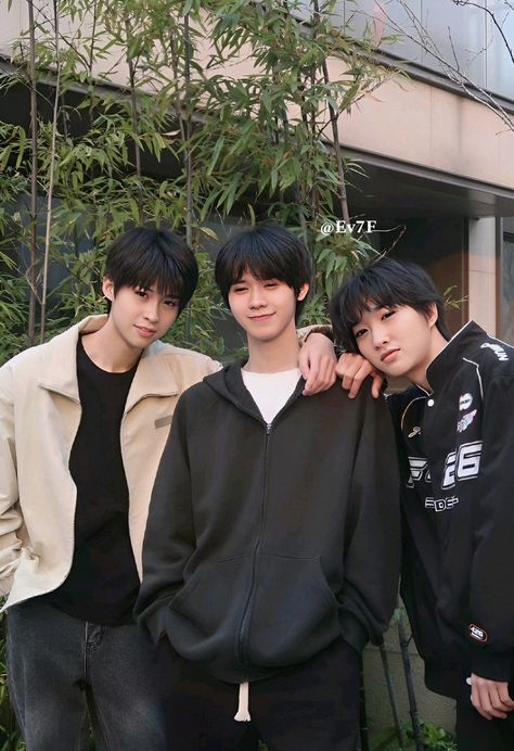 Three People Poses Drawing Friends, Three Boys Aesthetic, Yearbook Photoshoot, Male References, Boy Squad, Friends Picture, Woman Artwork, Black Woman Artwork, Korean Best Friends