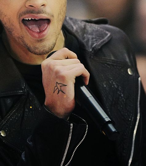 love that tattoo :o Zayn Bird Tattoo, Zayn Malik Tattoo, Zayn Malik Tattoos, Tattoo Bird, Inspired Tattoos, 3 Tattoo, Bird Tattoo, Real One, Birds Tattoo