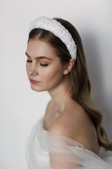 Sanggul Modern, Headband Veil, Hairstyles For Brides, Wedding Hairstyles And Makeup, Bridal Headbands, Wedding Hair Headband, Wedding Dress Mermaid, Hair Headband, Wedding Hairstyles With Veil