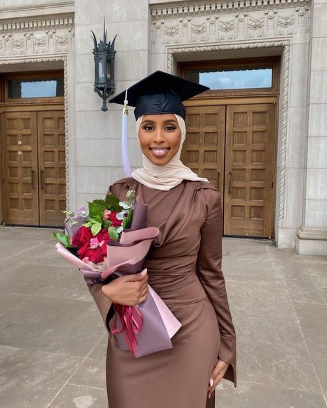 Muslim Graduation Outfit, Hijab Graduation Outfit, Hijabi Graduation Outfits, Graduation Dress Modest, Modest Graduation Outfit, Graduation Outfit Ideas Hijab, Modest Graduation Dress, Graduation Dress University, Graduation Outfit Ideas University