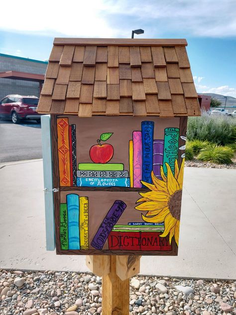 Little Free Library Painting Ideas, Little Library Painting Ideas, Book Mural, Library Painting, Little Free Library Plans, Tiny Library, Street Library, Library Plan, Book Swap