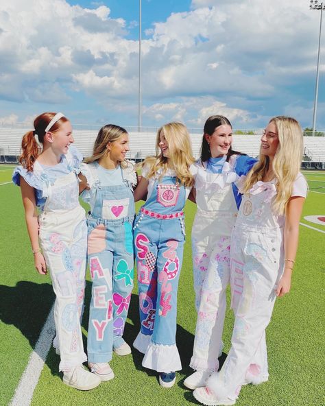 Senior Overalls White, Senior Year Overalls, Senior Overalls 2025, Cute Senior Jeans, Overall Homecoming Ideas, Senior Jeans Painted 2025, Senior Year Jeans, Senior Sunrise Outfits, Senior Jeans Ideas High Schools