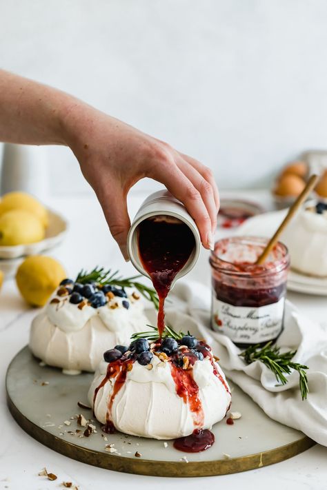 Christmas Pavlova, Pavlova Dessert, Baked Meringue, Mini Pavlova, Simple Baking, Pavlova Recipe, Marble Board, Xmas Food, Classic Desserts