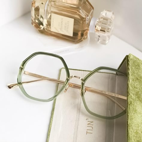 Green Glasses Frames, Tijn Eyewear, Comfort Outfits, Glasses Women Fashion Eyeglasses, Unique Glasses Frames, Palace Green, Fancy Glasses, Glasses Inspiration, Big Glasses