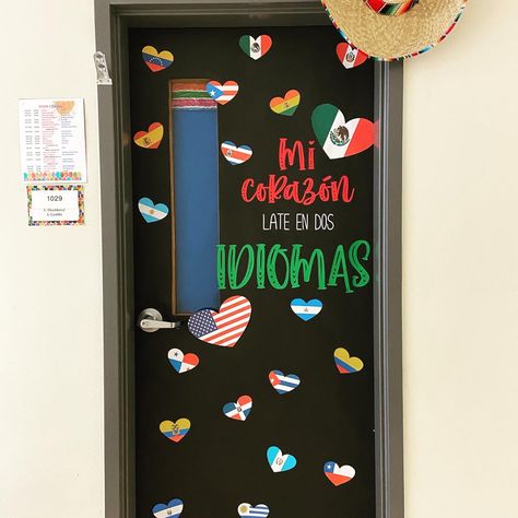 Latino Heritage Month Door Decorations, Spanish Club Bulletin Board, Classroom Themes Spanish, Bulletin Board Ideas In Spanish, Spanish Classroom Themes, Latin Classroom Decorations, Dual Language Bulletin Boards, Spanish Class Door Decorations, Esol Bulletin Board Ideas