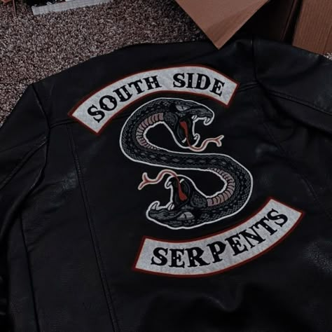 Riverdale Aesthetic Icons, South Side Serpents Aesthetic, Southside Serpents Aesthetic, Riverdale Wattpad, Jughead Jones Aesthetic, Riverdale Southside Serpents, Reggie Mantle, Riverdale Season 1, Sardonic Humor