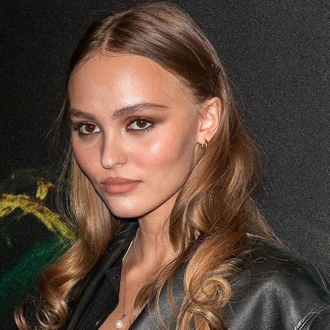 Lily-Rose Depp Updates on Instagram: “Beautiful as the sun🌹✨ -G” Lily Rose Depp Hair, Lily Depp, Lily Rose Depp Style, Vanessa Paradis, Eye Makeup Tips, Lily Rose Depp, Lily Rose, Girl Crushes, Pretty Face