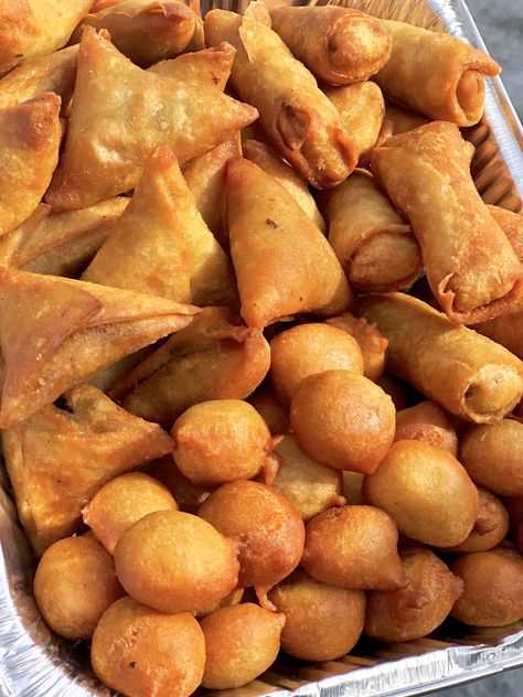 Nigerian Culture Aesthetic Food, Nigerian Samosa Recipe, Nigerian Food Tray, Small Chops In Nigeria, Samosa Aesthetic, Nigerian Party Food, Nigerian Small Chops, Nigeria Snacks, Nigerian Aesthetic