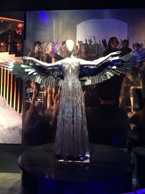 Mocking Jay dress worn by Katniss in Catching Fire Katniss Dress, Katniss Outfit, Hunger Games Exhibition, Kardashian Girls, Hunger Games Outfits, The Mockingjay, Trash Fashion, Jay Dress, Mocking Jay