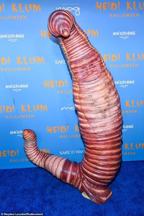 Heidi Klum opens up about experience in THAT Halloween worm costume | Daily Mail Online Annual Halloween Party, Funny Morning Pictures, Last Halloween, Halloween Tattoo, Tom Kaulitz, Cute Halloween Costumes, Halloween Looks, Halloween Pictures, Heidi Klum