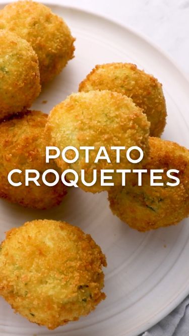 Here's an easy recipe for potato croquettes that are crispy, flavorful, and fun to eat. A mixture of mashed potatoes, parmesan cheese, and parsley are formed into balls, lightly breaded, and fried until golden. They make an irresistible appetizer or accompaniment to a main meal, and they're ready in just 35 minutes! Potato Croquette Recipe, Potato Croquettes, Vegetarian Fast Food, Indian Cooking Recipes, Tasty Recipes Videos, Quick Recipes Snacks, Healthy Homemade Recipes, Vegetarian Snacks, Sweet Snacks Recipes