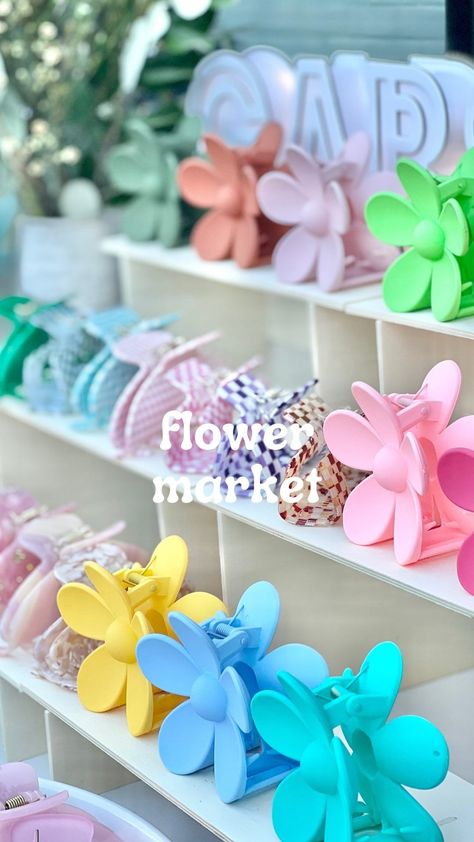 Hair Clip Vendor Display, Claw Clip Display Ideas Craft Fairs, Hair Clip Display Ideas Craft Fairs, Preppy Stationary, Market Stall Ideas, Hair Accessory Display, Market Stall Display Ideas, What Can I Sell, Hair Accessories Display