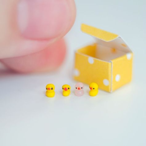 Crea Fimo, Miniature Decor, Miniature Polymer Clay, Doll Miniatures, Cute Small Animals, Rubber Ducks, Cute Polymer Clay, Tiny Things, Diy Crafts To Do