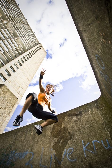 Extreme Parkour, Looking Down, Parkour Girl, Parkour Moves, Gesture Drawing Poses, Action Pose Reference, Body Reference Poses, Human Poses Reference, Figure Poses