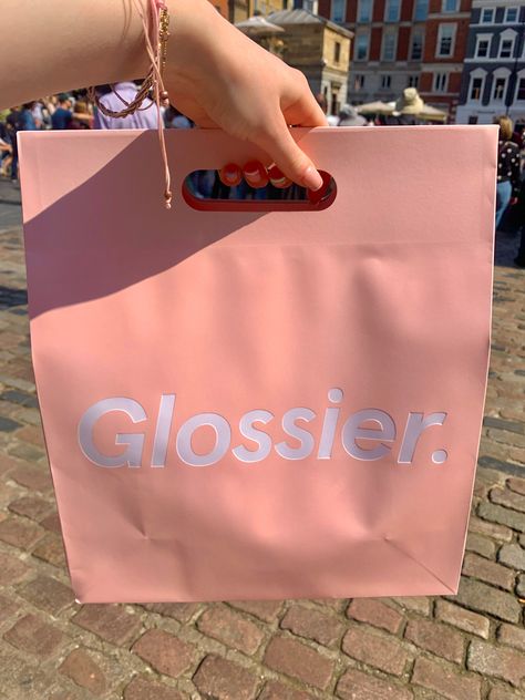 Glossier perfume makeup skincare covent garden london pink birthday trip summer bag shopping Glossier Perfume, Glossier Bag, Covent Garden London, Pink Birthday, London Travel, London, Makeup, Birthday, Pink