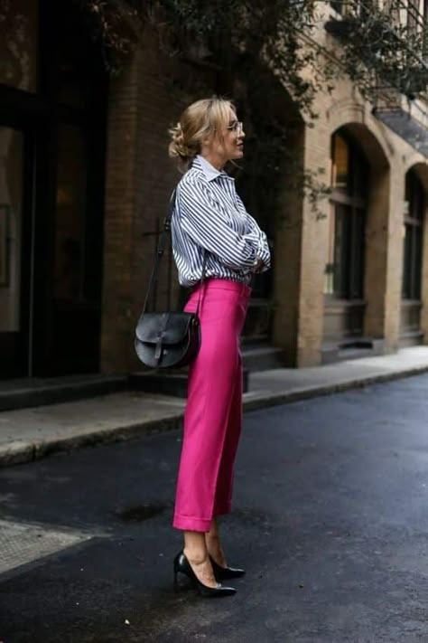 Pink Trousers Outfit, Fuchsia Outfit, Pink Pants Outfit, Pants Outfit Work, Hot Pink Pants, Pink Trousers, Moda Chic, Womens Business Casual, Pink Collection