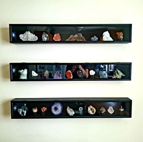 Geode Collection Display, Crystal And Stone Display, Figurine Display Shelf, Display Rocks Collection, Rock Display Shelf, Mineral Display Ideas, How To Display Trinkets, Crystal Rock Display Ideas, Crystal Wall Display