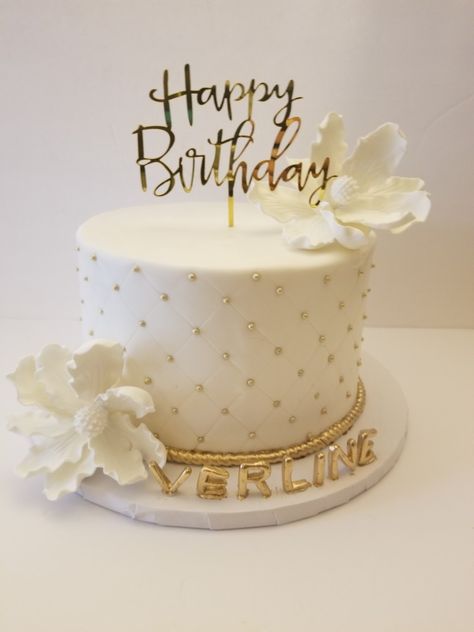 #whiteandgoldcake #whiteandgoldbirthdaycake #quiltedpatterncake #birthdaycake #birthdaycakes White Golden Cake Design, Gold And White 50th Birthday Cake, Gold And White Cake Ideas, Gold And White Cake Design, White And Gold Cake Ideas Birthday, White And Golden Cake Birthday, Gold Cakes Birthday For Women, Woman Birthday Cake Elegant Simple, White Gold Cake Design