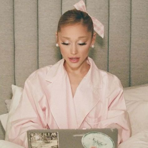 Ariana Core, Ariana Grande Icon, Wicked Glinda, Mother May I, Pfp Instagram, Wallpaper Pfp, Ariana Grande Pictures, Coquette Pink, My Sweetheart