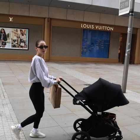 A week full of lounge & no makeup💫 Mom With Stroller, Stroller Aesthetic, Naomi Genes, Nature Outfits, Instagram Mom, Mommy Goals, Baby Momma, Dream Family, Future Mom