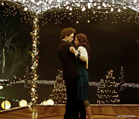 robert pattinson gifs on Twitter: "… " Twilight Prom, Twilight Christmas, Twilight Romance, Vampire Twilight, Twilight Core, Twilight Vibes, Bella And Edward, Twilight Photos, Hot Vampires