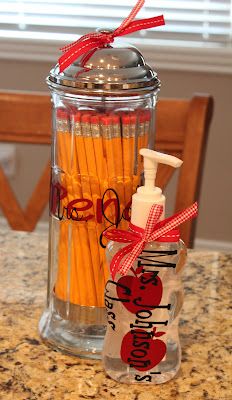 Pencil dispenser and lots of other back to school ideas... Pencil Dispenser, Straw Dispenser, Back To School Ideas, Back To School Crafts, School Teacher Gifts, E Mc2, Beginning Of School, Teacher Appreciation Week, Teacher Ideas