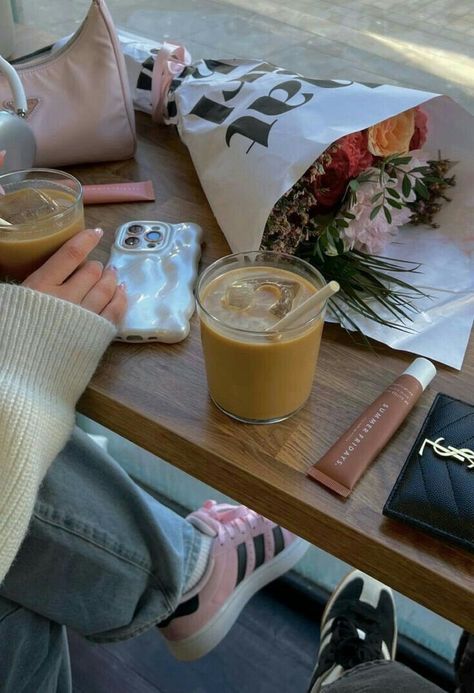 Education Student, Hello Lover, 사진 촬영 포즈, Romanticizing Life, Aesthetic Things, Dream Living, Coffee Date, Foto Ideas Instagram, روتين العناية بالبشرة